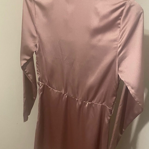 Pretty Little Things Pale Mauve long sleeve belted dress with slit size 2 - Picture 2 of 3